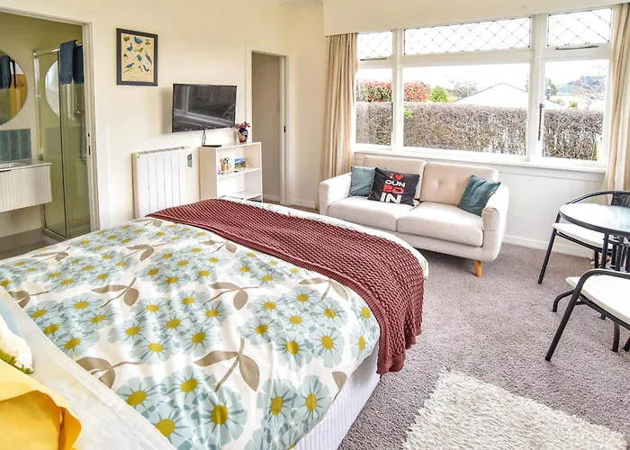 Sunny Mornington 2 Bedroom Guest Suite