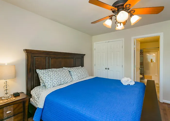 Huge Home For Groups Near Downtown
