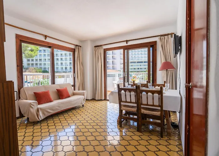 Hotel cerca del colegio: Apartamentos Cala Llonga Playa