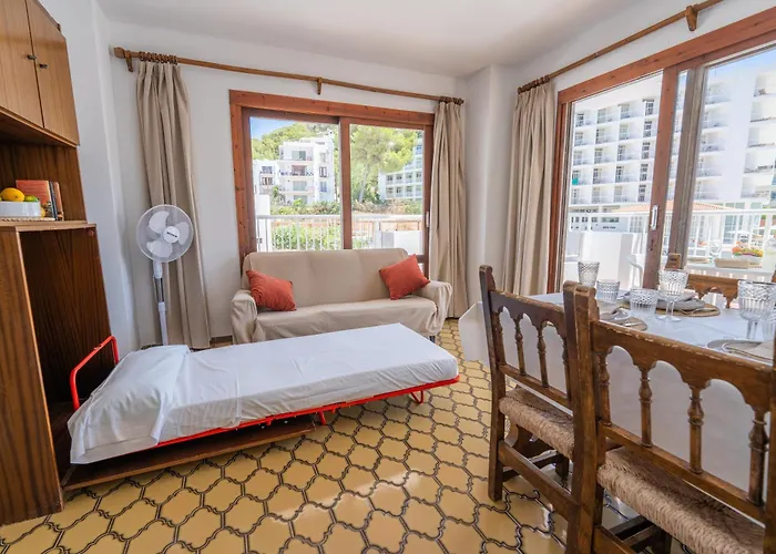 Hotel cerca del colegio: Apartamentos Cala Llonga Playa