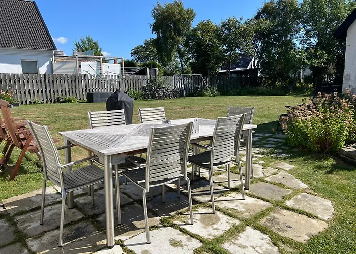 Hus Med Stor Traedgard I Lugn Miljoe Naera Havet