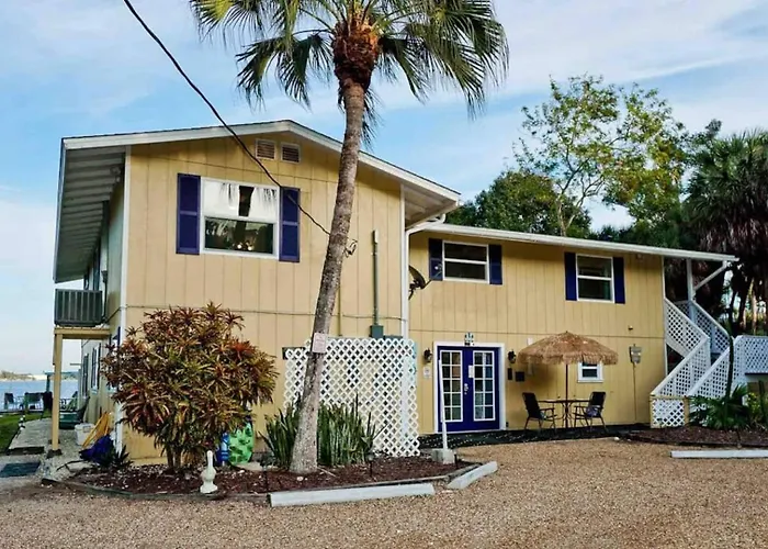 "Seaglass" Dazzles With Exceptional Bay Views&Pool