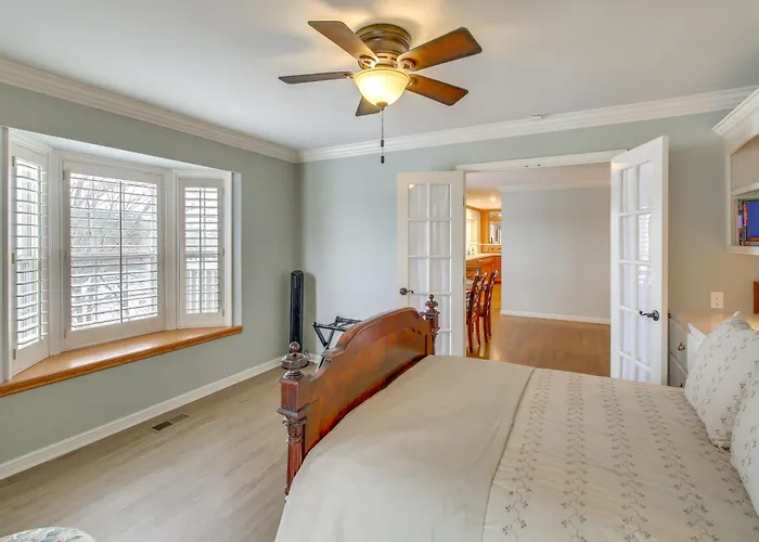 Screened-In Porch W/ Views: Hot Springs Getaway!