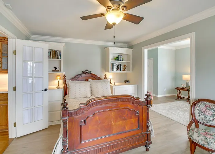 Screened-In Porch W/ Views: Hot Springs Getaway!