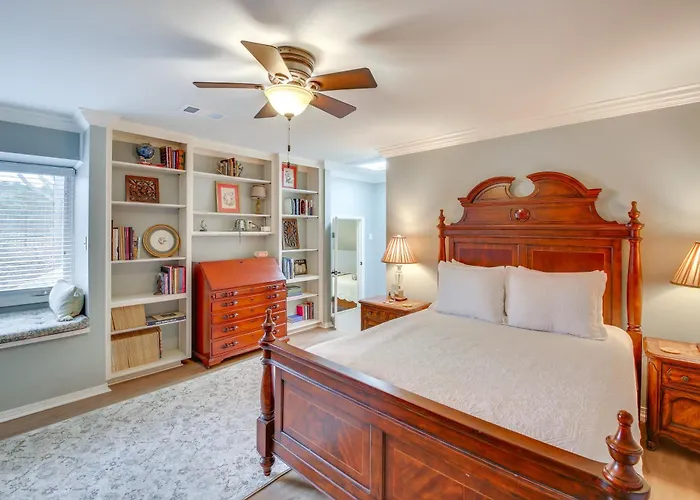 Screened-In Porch W/ Views: Hot Springs Getaway!