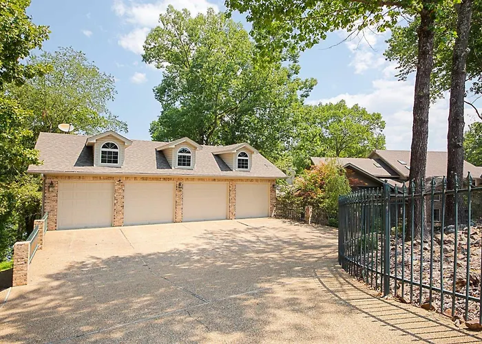 Screened-In Porch W/ Views: Hot Springs Getaway!
