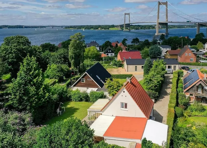 House By Beach And Forest - 6 People