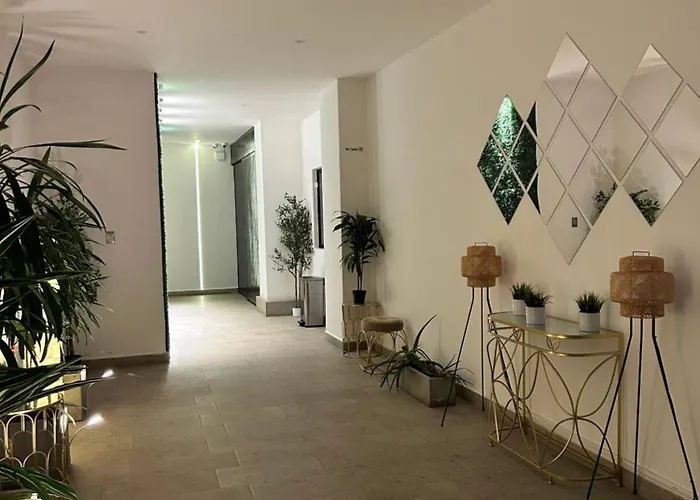 Habitacion Moderna Y Centrica Con Balcon Y Piscina Climatizada