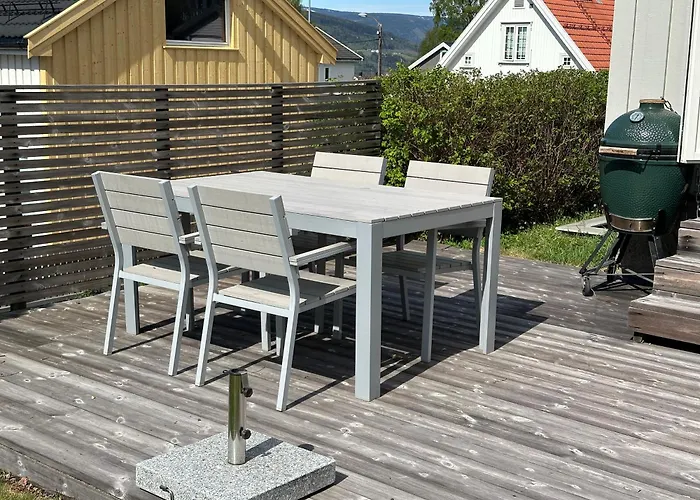 Koselig Hus Med Stor Og Solrik Hage