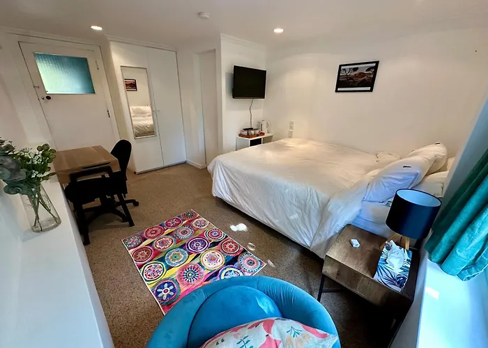 Cosy Queen Room With Ensuite Toilet And Private Bathroom