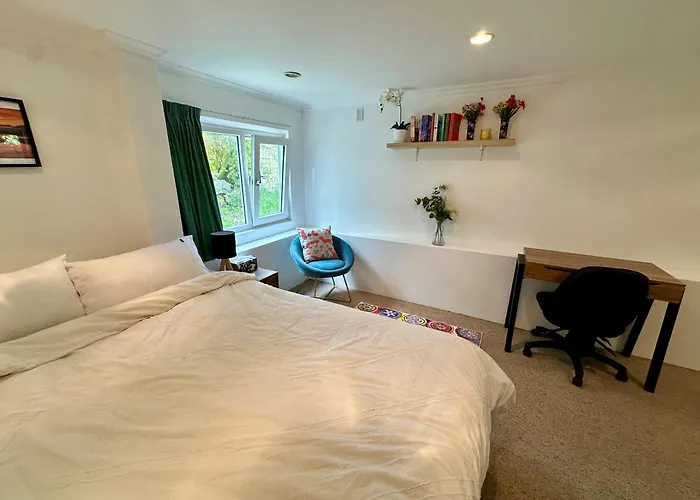 Cosy Queen Room With Ensuite Toilet And Private Bathroom