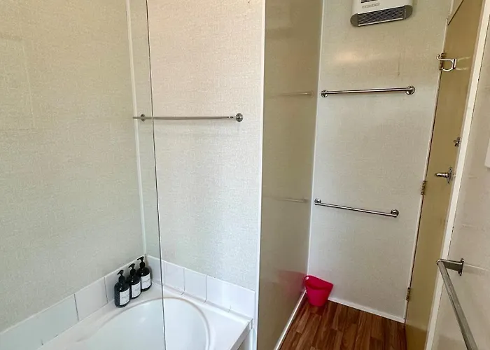Cosy Queen Room With Ensuite Toilet And Private Bathroom