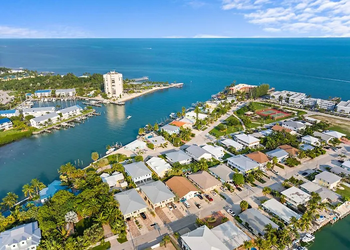 Sunset Harbor Waterfront Villa With Dock Cabana Club