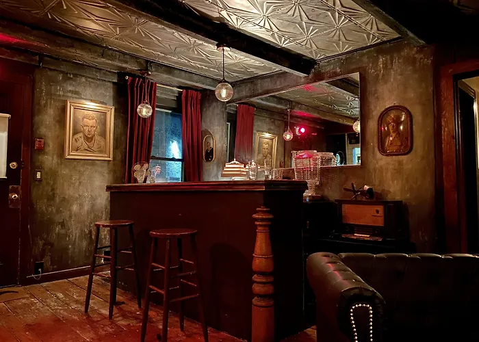 Crew'S Quarters Boarding House - Caters To Men
