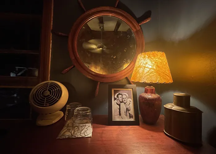 Crew'S Quarters Boarding House - Caters To Men