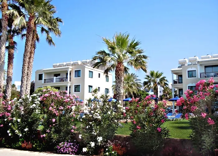 Hotel with pool: Rododafni Beach Apartments