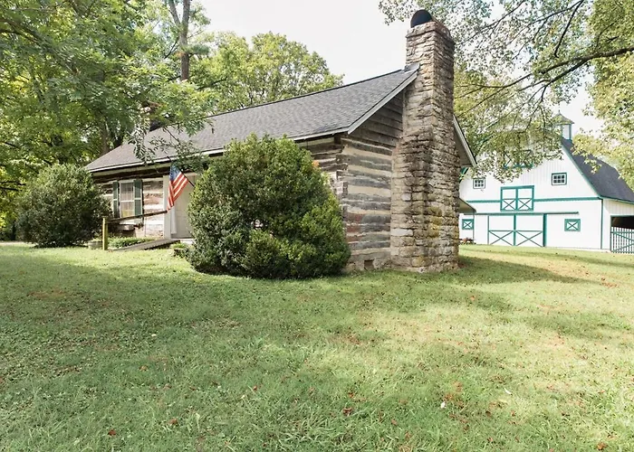 Elegant Downtown Franklin Cabin Close To Nashville