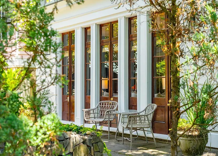 Serene Cottage With Beautiful Garden And Heated Pool