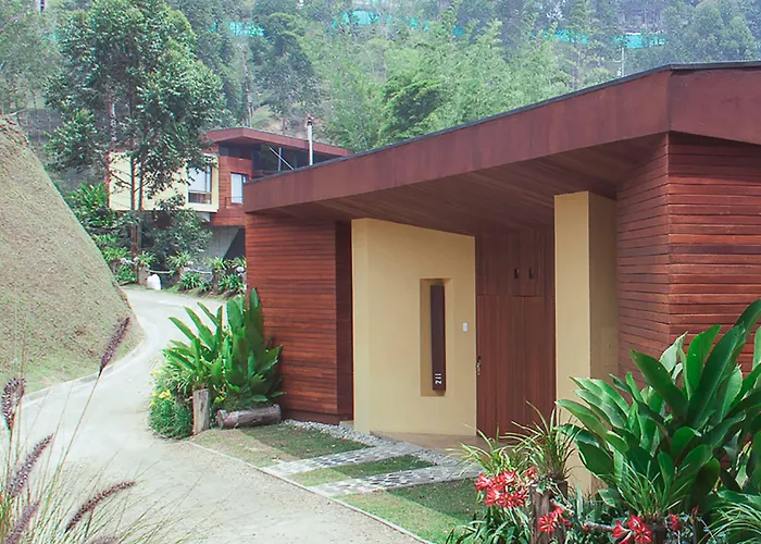 Hotel near College: Luxe Cabanas