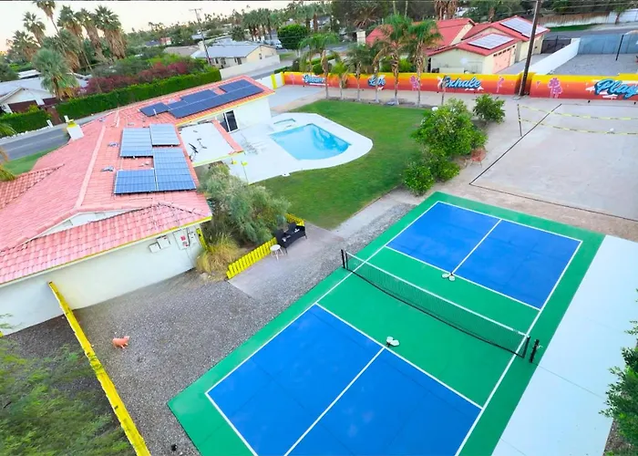 Downtown Resort Villa - Private Pickleball, Volleyball, Heated Pool, Spa, Gameroom
