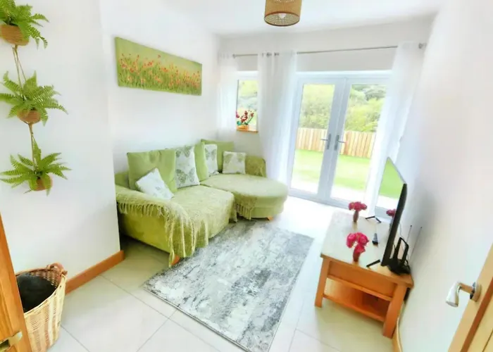 4 Bed Villa Sleeps 8 -Private Terrace-Free Parking
