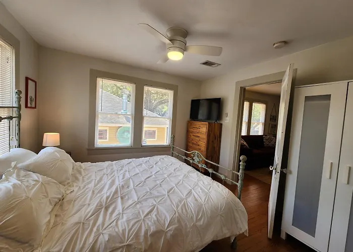 Cute & Quiet Garage Apt Home