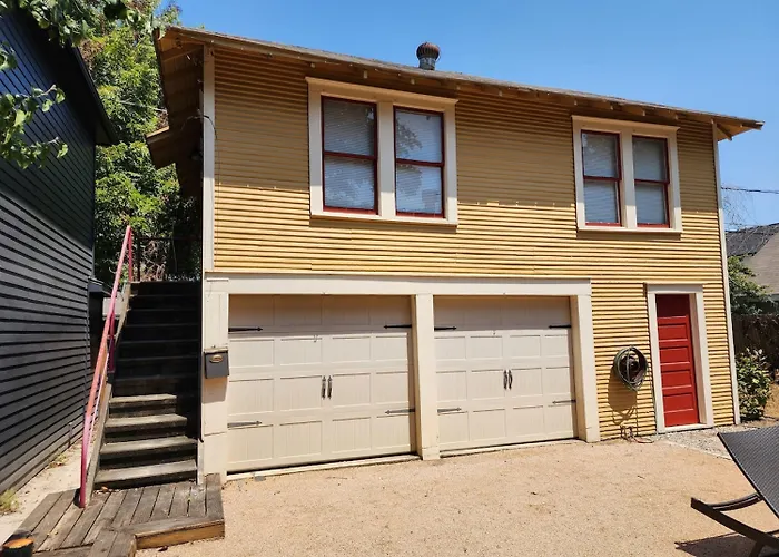 Cute & Quiet Garage Apt Home