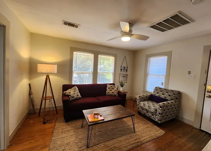 Cute & Quiet Garage Apt Home