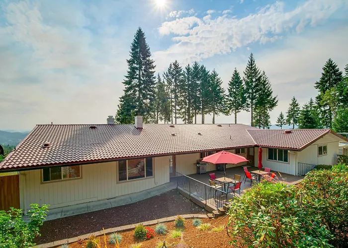 “Mtn Views & Hot Tub: Umpqua Valley Villa!”