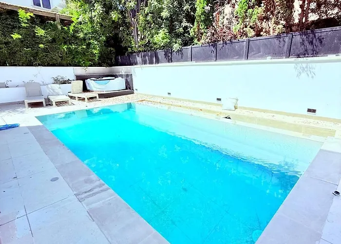 Royal Retreat 6 Luxury Suites Villa & Pool