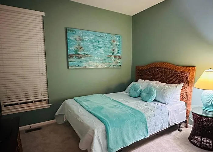3Br Retreat , Near Beach , Bbq , Pool , Sleeps 12