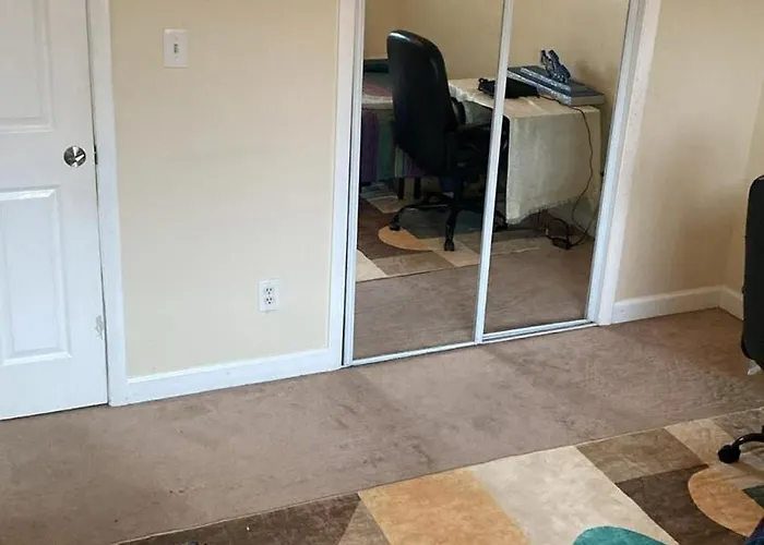 Cozy, Private Room Near Virginia Beach Town Center