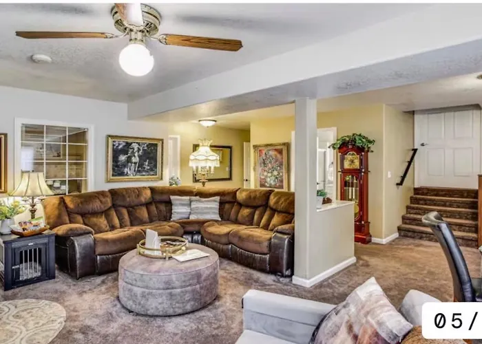 2 Bedroom 1500 Sq Ft Suite, Sauna,Hot Tub, Gym