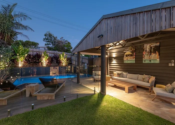 Holiday Home At Sunshine With Pets And Heated Pool