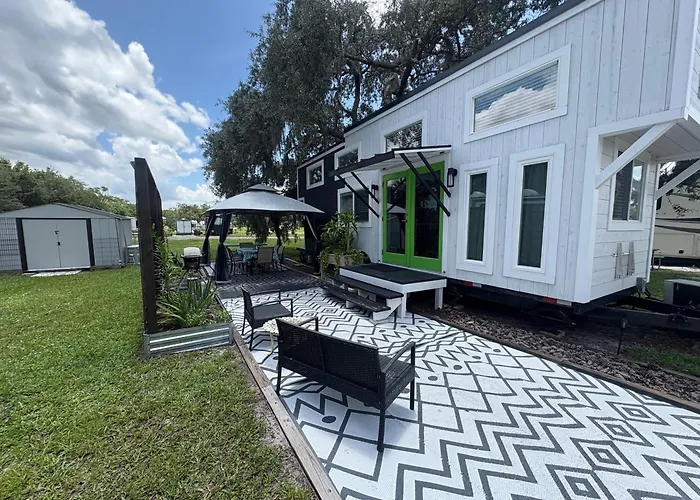 Tiny Hamptons, No Pet Fees, Main Floor Bed!