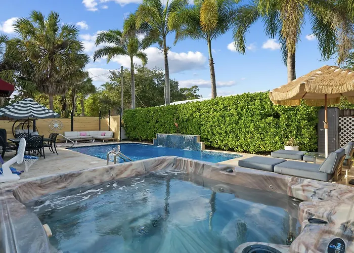 Palms Retreat! Giant Heated Pool-Hottub-Firepit-5Min2Beach-Pets-Ev Chgr