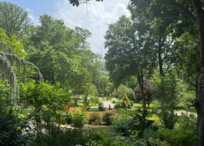 Stone Leaf Farm Private Nature Retreat With Pool, Waterfalls, Orchards & Gardens