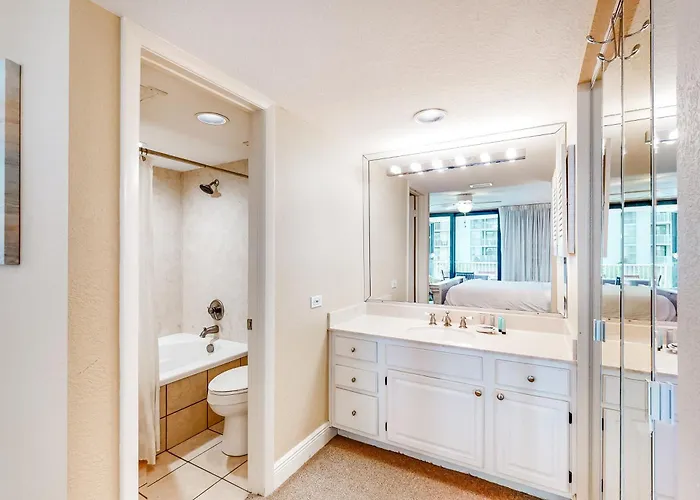 Hotel near College: Mainsail 117