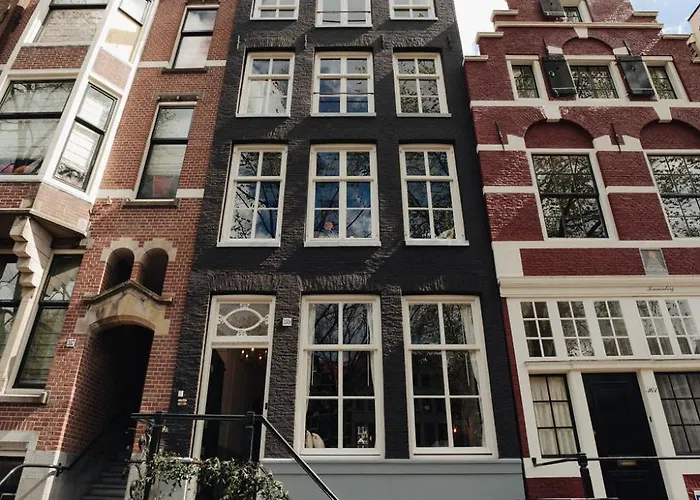 1637: Historic Canal View Suites