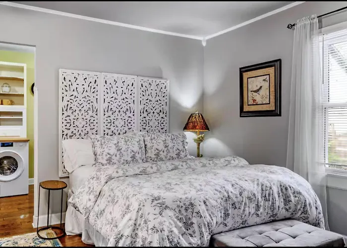 Peaceful Private Cottage, Walk To Park & 5 Mins To Downtown