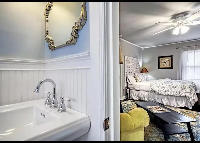 Peaceful Private Cottage, Walk To Park & 5 Mins To Downtown