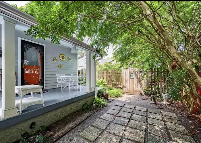 Peaceful Private Cottage, Walk To Park & 5 Mins To Downtown