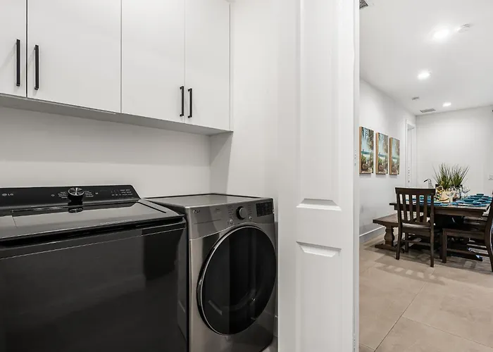 Delray Oasis - Private Pool - Fenced Yard - Parking - Laundry - Full Kitchen - Convenient Location