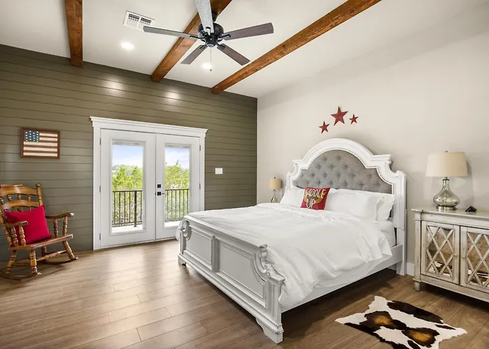 New Stunning Views & Lake Access Villa