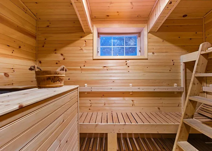 Myrtle Villa 7Br Near Mount Snow With Indoor Heated Endless Style Pool Outdoor Hot Tub