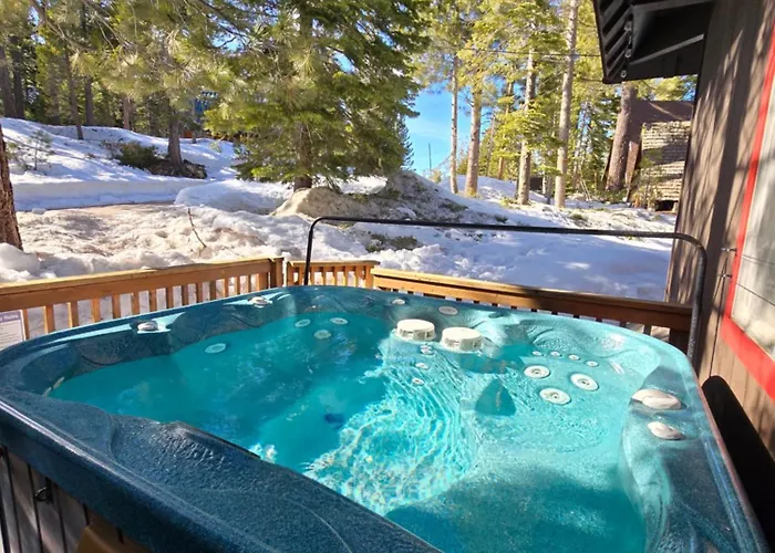 Chamberland Retreat-Hot Tub, Pool Table, Movie & Ski