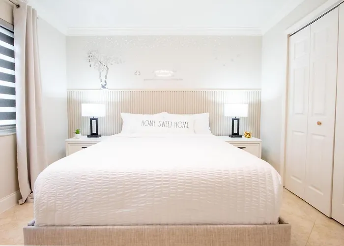 Longwood Private Suite - Near Orlando - Modern, Private Entrance, Fast Wifi