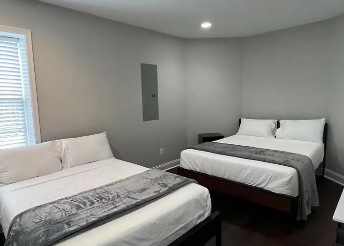 25 Lux Room 7 - 2 Queen Beds, Shared Bathroom - Nonsmoking