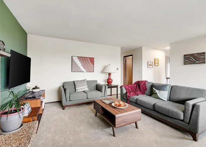 Cozy Hilltop Seattle Stay With Yard & Parking