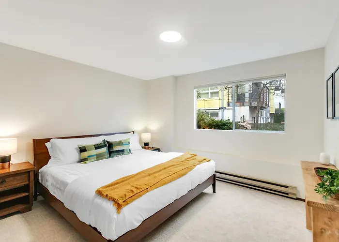 Cozy Hilltop Seattle Stay With Yard & Parking